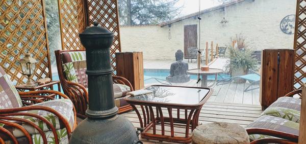 Maison lumineuse avec piscine et terrain d’1 hectare proche Bergerac