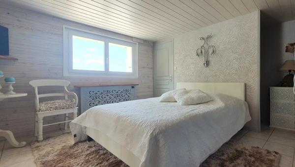 Maison lumineuse avec piscine et terrain d’1 hectare proche Bergerac