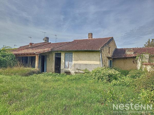 A Vendre Ensemble immobilier en pierre à rénover de 182 m² avec garage de 88 m²