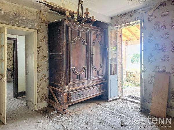 A Vendre Ensemble immobilier en pierre à rénover de 182 m² avec garage de 88 m²