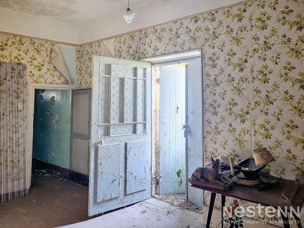 A Vendre Ensemble immobilier en pierre à rénover de 182 m² avec garage de 88 m²