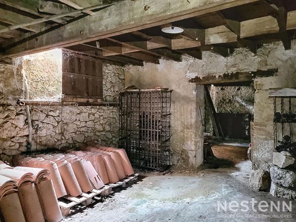 A Vendre Ensemble immobilier en pierre à rénover de 182 m² avec garage de 88 m²