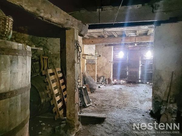 A Vendre Ensemble immobilier en pierre à rénover de 182 m² avec garage de 88 m²