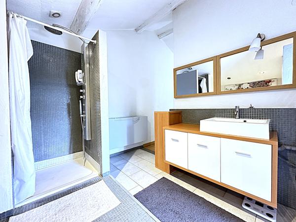 Appartement de caractère en triplex de 165 m2 au sol, avec dépendance et garage individuel