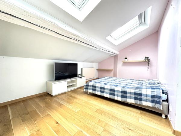 Appartement de caractère en triplex de 165 m2 au sol, avec dépendance et garage individuel