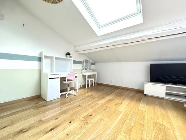 Appartement de caractère en triplex de 165 m2 au sol, avec dépendance et garage individuel