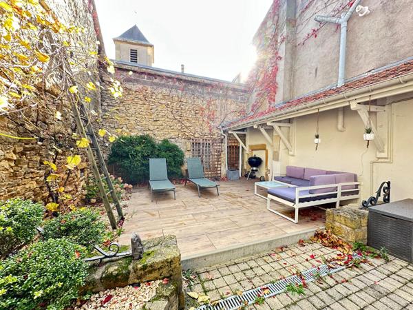 Appartement de caractère en triplex de 165 m2 au sol, avec dépendance et garage individuel