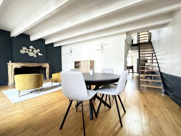 Appartement de caractère en triplex de 165 m2 au sol, avec dépendance et garage individuel