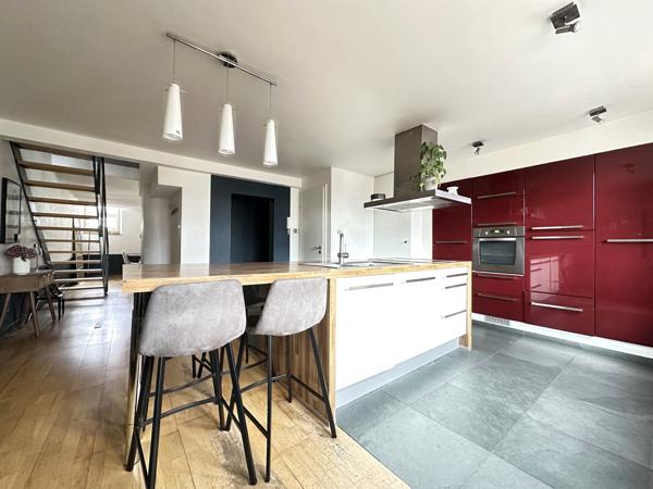 Appartement de caractère en triplex de 165 m2 au sol, avec dépendance et garage individuel