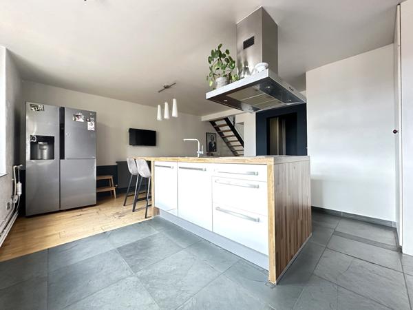 Appartement de caractère en triplex de 165 m2 au sol, avec dépendance et garage individuel