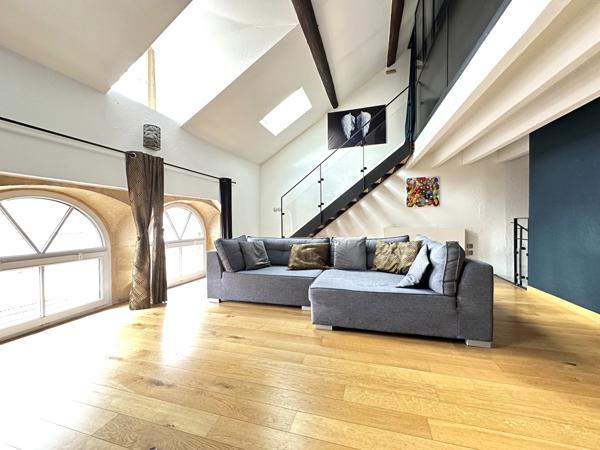 Appartement de caractère en triplex de 165 m2 au sol, avec dépendance et garage individuel