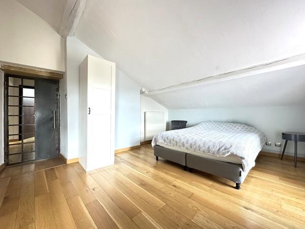 Appartement de caractère en triplex de 165 m2 au sol, avec dépendance et garage individuel