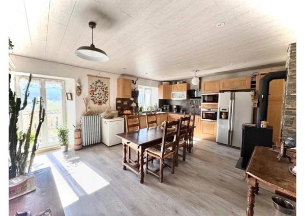 MAISON avec trois appartements - vue dégagée - sauna-spa