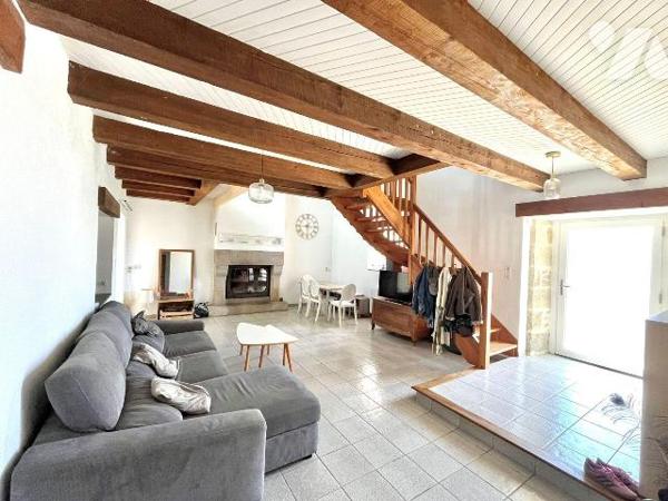 Beaucoup de charme pour cette maison en pierres à Vendre au Nord  de Kerfeunteun. D'une surface...