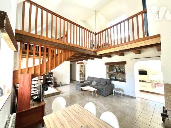 Beaucoup de charme pour cette maison en pierres à Vendre au Nord  de Kerfeunteun. D'une surface...