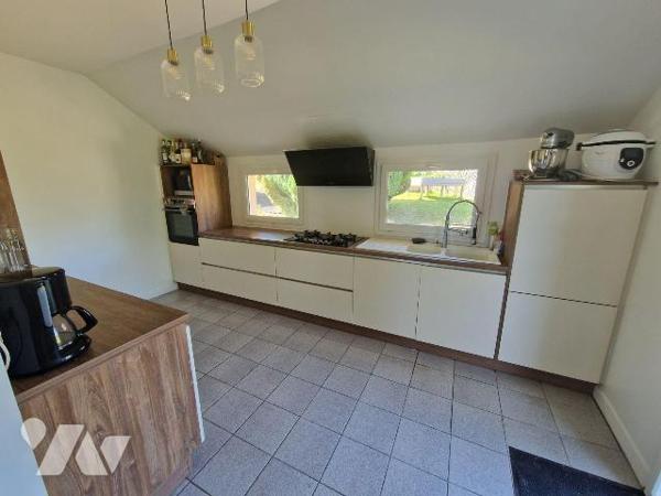 Beaucoup de charme pour cette maison en pierres à Vendre au Nord  de Kerfeunteun. D'une surface...