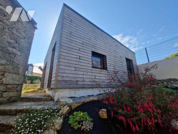 Beaucoup de charme pour cette maison en pierres à Vendre au Nord  de Kerfeunteun. D'une surface...