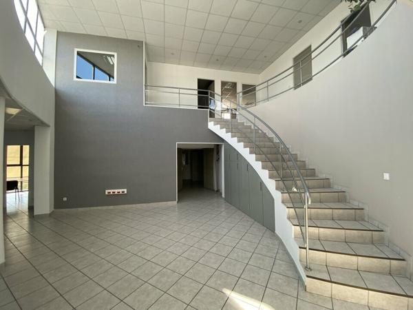 Immeuble de bureaux à louer à Valence avec entrepôts attenants et parkings clos