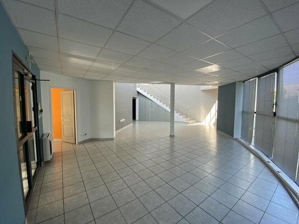 Immeuble de bureaux à louer à Valence avec entrepôts attenants et parkings clos