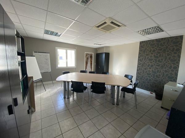 Immeuble de bureaux à louer à Valence avec entrepôts attenants et parkings clos