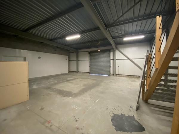 Immeuble de bureaux à louer à Valence avec entrepôts attenants et parkings clos
