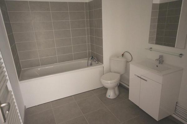 A LOUER : T3 à SECLIN • Place du Général de Gaulle - seclin • 885 € CC • Réf. 00476-001