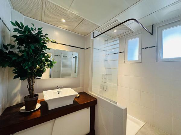 APPARTEMENT CLIMATISE AVEC 2 CHAMBRES CAVE ET TERRASSE