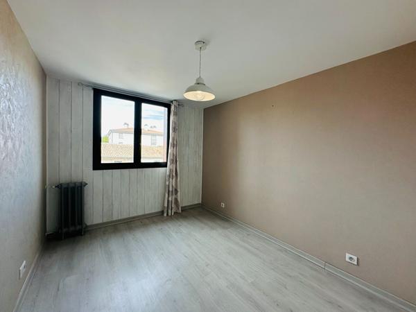 APPARTEMENT CLIMATISE AVEC 2 CHAMBRES CAVE ET TERRASSE