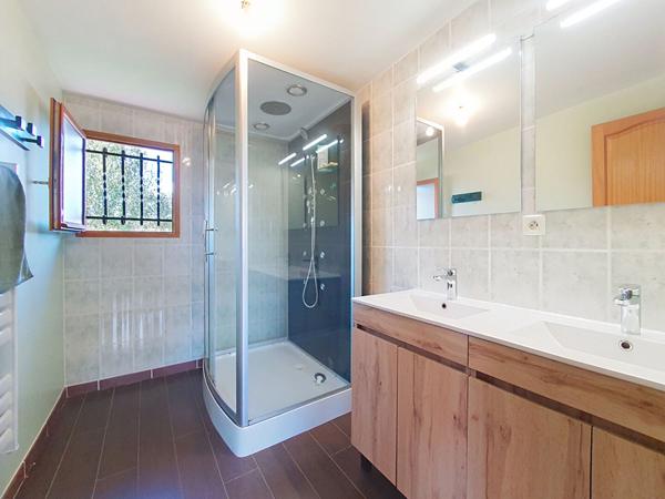 Exclusif : Maison familiale 5 chambres sur terrain paysager de 605 m² sur quartier calme de Charvieu