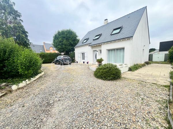 Située dans un lotissement calme de Saint-Luce-sur-Loire à 1,5 kilomètre du bourg , cette maison familiale des années 90 offre une surface habitable d’environ 140 m², implantée au cœur d’une parcelle de 780 m² entièrement clôturée, permettant de profiter d’un agréable jardin tout autour de la maison.

Au rez-de-chaussée, vous découvrirez une entrée desservant un salon-séjour spacieux et lumineux, une cuisine indépendante, ainsi qu’une suite parentale comprenant une chambre, un dressing et une salle d’eau privative. Un WC indépendant et buanderie complète ce niveau.

À l’étage, l’espace nuit se compose de trois chambres, bénéficiant d’ouvertures de type Velux, d’un espace pouvant être aménagé en bureau, d’un accès au grenier, ainsi que d’une salle d’eau et d’un second WC indépendant.

À l’extérieur, la maison dispose de nombreux espaces de stationnement. Le garage ayant été supprimé, il est toutefois possible d’en recréer un selon vos besoins.

Les + :

•⁠  ⁠Parcelle de 780 m² entourant entièrement la maison
•⁠  ⁠Exposition ouest
•⁠  ⁠4 chambres, dont une suite parentale au rez-de-chaussée
•⁠  ⁠Volets roulants électriques
•⁠  ⁠Démoussage de la toiture réalisé en 2019
•⁠  ⁠Nombreuses possibilités de stationnement
•⁠  ⁠Chauffage par cheminée complété par des radiateurs électriques

La maison a bénéficié de plusieurs améliorations techniques au fil des années. En revanche, une remise au goût du jour de la décoration sera à prévoir, offrant une belle opportunité de personnaliser les lieux selon vos envies.

Une maison idéale pour une famille à la recherche d’un environnement calme, de beaux volumes et d’un extérieur généreux, à proximité des commodités de Saint-Luce-sur-Loire.

À visiter sans tarder !