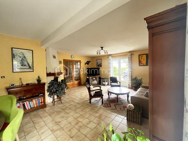 Située dans un lotissement calme de Saint-Luce-sur-Loire à 1,5 kilomètre du bourg , cette maison familiale des années 90 offre une surface habitable d’environ 140 m², implantée au cœur d’une parcelle de 780 m² entièrement clôturée, permettant de profiter d’un agréable jardin tout autour de la maison.

Au rez-de-chaussée, vous découvrirez une entrée desservant un salon-séjour spacieux et lumineux, une cuisine indépendante, ainsi qu’une suite parentale comprenant une chambre, un dressing et une salle d’eau privative. Un WC indépendant et buanderie complète ce niveau.

À l’étage, l’espace nuit se compose de trois chambres, bénéficiant d’ouvertures de type Velux, d’un espace pouvant être aménagé en bureau, d’un accès au grenier, ainsi que d’une salle d’eau et d’un second WC indépendant.

À l’extérieur, la maison dispose de nombreux espaces de stationnement. Le garage ayant été supprimé, il est toutefois possible d’en recréer un selon vos besoins.

Les + :

•⁠  ⁠Parcelle de 780 m² entourant entièrement la maison
•⁠  ⁠Exposition ouest
•⁠  ⁠4 chambres, dont une suite parentale au rez-de-chaussée
•⁠  ⁠Volets roulants électriques
•⁠  ⁠Démoussage de la toiture réalisé en 2019
•⁠  ⁠Nombreuses possibilités de stationnement
•⁠  ⁠Chauffage par cheminée complété par des radiateurs électriques

La maison a bénéficié de plusieurs améliorations techniques au fil des années. En revanche, une remise au goût du jour de la décoration sera à prévoir, offrant une belle opportunité de personnaliser les lieux selon vos envies.

Une maison idéale pour une famille à la recherche d’un environnement calme, de beaux volumes et d’un extérieur généreux, à proximité des commodités de Saint-Luce-sur-Loire.

À visiter sans tarder !