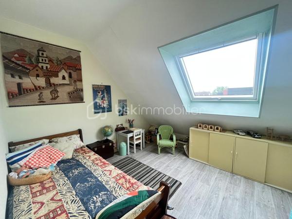 Située dans un lotissement calme de Saint-Luce-sur-Loire à 1,5 kilomètre du bourg , cette maison familiale des années 90 offre une surface habitable d’environ 140 m², implantée au cœur d’une parcelle de 780 m² entièrement clôturée, permettant de profiter d’un agréable jardin tout autour de la maison.

Au rez-de-chaussée, vous découvrirez une entrée desservant un salon-séjour spacieux et lumineux, une cuisine indépendante, ainsi qu’une suite parentale comprenant une chambre, un dressing et une salle d’eau privative. Un WC indépendant et buanderie complète ce niveau.

À l’étage, l’espace nuit se compose de trois chambres, bénéficiant d’ouvertures de type Velux, d’un espace pouvant être aménagé en bureau, d’un accès au grenier, ainsi que d’une salle d’eau et d’un second WC indépendant.

À l’extérieur, la maison dispose de nombreux espaces de stationnement. Le garage ayant été supprimé, il est toutefois possible d’en recréer un selon vos besoins.

Les + :

•⁠  ⁠Parcelle de 780 m² entourant entièrement la maison
•⁠  ⁠Exposition ouest
•⁠  ⁠4 chambres, dont une suite parentale au rez-de-chaussée
•⁠  ⁠Volets roulants électriques
•⁠  ⁠Démoussage de la toiture réalisé en 2019
•⁠  ⁠Nombreuses possibilités de stationnement
•⁠  ⁠Chauffage par cheminée complété par des radiateurs électriques

La maison a bénéficié de plusieurs améliorations techniques au fil des années. En revanche, une remise au goût du jour de la décoration sera à prévoir, offrant une belle opportunité de personnaliser les lieux selon vos envies.

Une maison idéale pour une famille à la recherche d’un environnement calme, de beaux volumes et d’un extérieur généreux, à proximité des commodités de Saint-Luce-sur-Loire.

À visiter sans tarder !