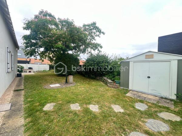 Située dans un lotissement calme de Saint-Luce-sur-Loire à 1,5 kilomètre du bourg , cette maison familiale des années 90 offre une surface habitable d’environ 140 m², implantée au cœur d’une parcelle de 780 m² entièrement clôturée, permettant de profiter d’un agréable jardin tout autour de la maison.

Au rez-de-chaussée, vous découvrirez une entrée desservant un salon-séjour spacieux et lumineux, une cuisine indépendante, ainsi qu’une suite parentale comprenant une chambre, un dressing et une salle d’eau privative. Un WC indépendant et buanderie complète ce niveau.

À l’étage, l’espace nuit se compose de trois chambres, bénéficiant d’ouvertures de type Velux, d’un espace pouvant être aménagé en bureau, d’un accès au grenier, ainsi que d’une salle d’eau et d’un second WC indépendant.

À l’extérieur, la maison dispose de nombreux espaces de stationnement. Le garage ayant été supprimé, il est toutefois possible d’en recréer un selon vos besoins.

Les + :

•⁠  ⁠Parcelle de 780 m² entourant entièrement la maison
•⁠  ⁠Exposition ouest
•⁠  ⁠4 chambres, dont une suite parentale au rez-de-chaussée
•⁠  ⁠Volets roulants électriques
•⁠  ⁠Démoussage de la toiture réalisé en 2019
•⁠  ⁠Nombreuses possibilités de stationnement
•⁠  ⁠Chauffage par cheminée complété par des radiateurs électriques

La maison a bénéficié de plusieurs améliorations techniques au fil des années. En revanche, une remise au goût du jour de la décoration sera à prévoir, offrant une belle opportunité de personnaliser les lieux selon vos envies.

Une maison idéale pour une famille à la recherche d’un environnement calme, de beaux volumes et d’un extérieur généreux, à proximité des commodités de Saint-Luce-sur-Loire.

À visiter sans tarder !