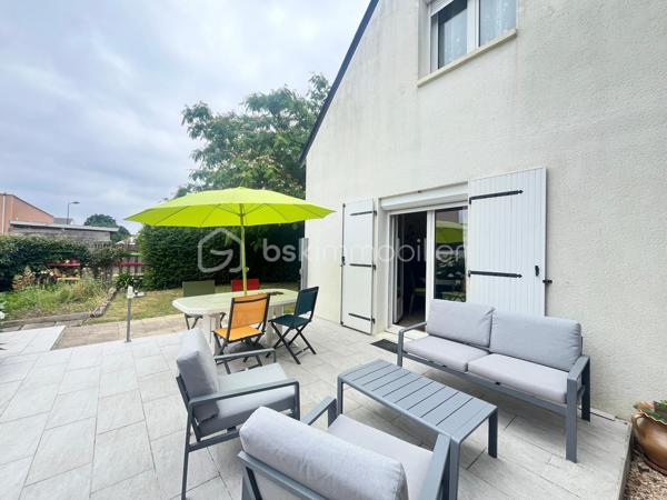 Située dans un lotissement calme de Saint-Luce-sur-Loire à 1,5 kilomètre du bourg , cette maison familiale des années 90 offre une surface habitable d’environ 140 m², implantée au cœur d’une parcelle de 780 m² entièrement clôturée, permettant de profiter d’un agréable jardin tout autour de la maison.

Au rez-de-chaussée, vous découvrirez une entrée desservant un salon-séjour spacieux et lumineux, une cuisine indépendante, ainsi qu’une suite parentale comprenant une chambre, un dressing et une salle d’eau privative. Un WC indépendant et buanderie complète ce niveau.

À l’étage, l’espace nuit se compose de trois chambres, bénéficiant d’ouvertures de type Velux, d’un espace pouvant être aménagé en bureau, d’un accès au grenier, ainsi que d’une salle d’eau et d’un second WC indépendant.

À l’extérieur, la maison dispose de nombreux espaces de stationnement. Le garage ayant été supprimé, il est toutefois possible d’en recréer un selon vos besoins.

Les + :

•⁠  ⁠Parcelle de 780 m² entourant entièrement la maison
•⁠  ⁠Exposition ouest
•⁠  ⁠4 chambres, dont une suite parentale au rez-de-chaussée
•⁠  ⁠Volets roulants électriques
•⁠  ⁠Démoussage de la toiture réalisé en 2019
•⁠  ⁠Nombreuses possibilités de stationnement
•⁠  ⁠Chauffage par cheminée complété par des radiateurs électriques

La maison a bénéficié de plusieurs améliorations techniques au fil des années. En revanche, une remise au goût du jour de la décoration sera à prévoir, offrant une belle opportunité de personnaliser les lieux selon vos envies.

Une maison idéale pour une famille à la recherche d’un environnement calme, de beaux volumes et d’un extérieur généreux, à proximité des commodités de Saint-Luce-sur-Loire.

À visiter sans tarder !