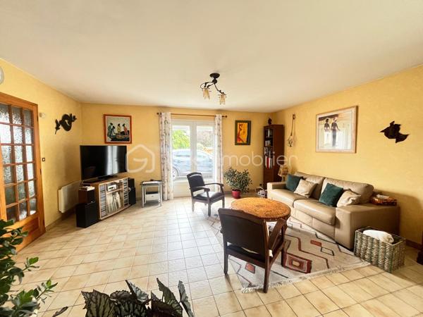 Située dans un lotissement calme de Saint-Luce-sur-Loire à 1,5 kilomètre du bourg , cette maison familiale des années 90 offre une surface habitable d’environ 140 m², implantée au cœur d’une parcelle de 780 m² entièrement clôturée, permettant de profiter d’un agréable jardin tout autour de la maison.

Au rez-de-chaussée, vous découvrirez une entrée desservant un salon-séjour spacieux et lumineux, une cuisine indépendante, ainsi qu’une suite parentale comprenant une chambre, un dressing et une salle d’eau privative. Un WC indépendant et buanderie complète ce niveau.

À l’étage, l’espace nuit se compose de trois chambres, bénéficiant d’ouvertures de type Velux, d’un espace pouvant être aménagé en bureau, d’un accès au grenier, ainsi que d’une salle d’eau et d’un second WC indépendant.

À l’extérieur, la maison dispose de nombreux espaces de stationnement. Le garage ayant été supprimé, il est toutefois possible d’en recréer un selon vos besoins.

Les + :

•⁠  ⁠Parcelle de 780 m² entourant entièrement la maison
•⁠  ⁠Exposition ouest
•⁠  ⁠4 chambres, dont une suite parentale au rez-de-chaussée
•⁠  ⁠Volets roulants électriques
•⁠  ⁠Démoussage de la toiture réalisé en 2019
•⁠  ⁠Nombreuses possibilités de stationnement
•⁠  ⁠Chauffage par cheminée complété par des radiateurs électriques

La maison a bénéficié de plusieurs améliorations techniques au fil des années. En revanche, une remise au goût du jour de la décoration sera à prévoir, offrant une belle opportunité de personnaliser les lieux selon vos envies.

Une maison idéale pour une famille à la recherche d’un environnement calme, de beaux volumes et d’un extérieur généreux, à proximité des commodités de Saint-Luce-sur-Loire.

À visiter sans tarder !