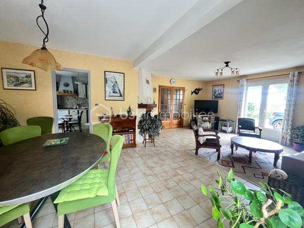 Située dans un lotissement calme de Saint-Luce-sur-Loire à 1,5 kilomètre du bourg , cette maison familiale des années 90 offre une surface habitable d’environ 140 m², implantée au cœur d’une parcelle de 780 m² entièrement clôturée, permettant de profiter d’un agréable jardin tout autour de la maison.

Au rez-de-chaussée, vous découvrirez une entrée desservant un salon-séjour spacieux et lumineux, une cuisine indépendante, ainsi qu’une suite parentale comprenant une chambre, un dressing et une salle d’eau privative. Un WC indépendant et buanderie complète ce niveau.

À l’étage, l’espace nuit se compose de trois chambres, bénéficiant d’ouvertures de type Velux, d’un espace pouvant être aménagé en bureau, d’un accès au grenier, ainsi que d’une salle d’eau et d’un second WC indépendant.

À l’extérieur, la maison dispose de nombreux espaces de stationnement. Le garage ayant été supprimé, il est toutefois possible d’en recréer un selon vos besoins.

Les + :

•⁠  ⁠Parcelle de 780 m² entourant entièrement la maison
•⁠  ⁠Exposition ouest
•⁠  ⁠4 chambres, dont une suite parentale au rez-de-chaussée
•⁠  ⁠Volets roulants électriques
•⁠  ⁠Démoussage de la toiture réalisé en 2019
•⁠  ⁠Nombreuses possibilités de stationnement
•⁠  ⁠Chauffage par cheminée complété par des radiateurs électriques

La maison a bénéficié de plusieurs améliorations techniques au fil des années. En revanche, une remise au goût du jour de la décoration sera à prévoir, offrant une belle opportunité de personnaliser les lieux selon vos envies.

Une maison idéale pour une famille à la recherche d’un environnement calme, de beaux volumes et d’un extérieur généreux, à proximité des commodités de Saint-Luce-sur-Loire.

À visiter sans tarder !