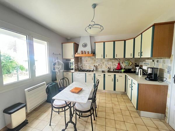 Située dans un lotissement calme de Saint-Luce-sur-Loire à 1,5 kilomètre du bourg , cette maison familiale des années 90 offre une surface habitable d’environ 140 m², implantée au cœur d’une parcelle de 780 m² entièrement clôturée, permettant de profiter d’un agréable jardin tout autour de la maison.

Au rez-de-chaussée, vous découvrirez une entrée desservant un salon-séjour spacieux et lumineux, une cuisine indépendante, ainsi qu’une suite parentale comprenant une chambre, un dressing et une salle d’eau privative. Un WC indépendant et buanderie complète ce niveau.

À l’étage, l’espace nuit se compose de trois chambres, bénéficiant d’ouvertures de type Velux, d’un espace pouvant être aménagé en bureau, d’un accès au grenier, ainsi que d’une salle d’eau et d’un second WC indépendant.

À l’extérieur, la maison dispose de nombreux espaces de stationnement. Le garage ayant été supprimé, il est toutefois possible d’en recréer un selon vos besoins.

Les + :

•⁠  ⁠Parcelle de 780 m² entourant entièrement la maison
•⁠  ⁠Exposition ouest
•⁠  ⁠4 chambres, dont une suite parentale au rez-de-chaussée
•⁠  ⁠Volets roulants électriques
•⁠  ⁠Démoussage de la toiture réalisé en 2019
•⁠  ⁠Nombreuses possibilités de stationnement
•⁠  ⁠Chauffage par cheminée complété par des radiateurs électriques

La maison a bénéficié de plusieurs améliorations techniques au fil des années. En revanche, une remise au goût du jour de la décoration sera à prévoir, offrant une belle opportunité de personnaliser les lieux selon vos envies.

Une maison idéale pour une famille à la recherche d’un environnement calme, de beaux volumes et d’un extérieur généreux, à proximité des commodités de Saint-Luce-sur-Loire.

À visiter sans tarder !