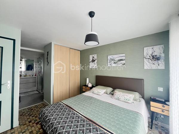 Située dans un lotissement calme de Saint-Luce-sur-Loire à 1,5 kilomètre du bourg , cette maison familiale des années 90 offre une surface habitable d’environ 140 m², implantée au cœur d’une parcelle de 780 m² entièrement clôturée, permettant de profiter d’un agréable jardin tout autour de la maison.

Au rez-de-chaussée, vous découvrirez une entrée desservant un salon-séjour spacieux et lumineux, une cuisine indépendante, ainsi qu’une suite parentale comprenant une chambre, un dressing et une salle d’eau privative. Un WC indépendant et buanderie complète ce niveau.

À l’étage, l’espace nuit se compose de trois chambres, bénéficiant d’ouvertures de type Velux, d’un espace pouvant être aménagé en bureau, d’un accès au grenier, ainsi que d’une salle d’eau et d’un second WC indépendant.

À l’extérieur, la maison dispose de nombreux espaces de stationnement. Le garage ayant été supprimé, il est toutefois possible d’en recréer un selon vos besoins.

Les + :

•⁠  ⁠Parcelle de 780 m² entourant entièrement la maison
•⁠  ⁠Exposition ouest
•⁠  ⁠4 chambres, dont une suite parentale au rez-de-chaussée
•⁠  ⁠Volets roulants électriques
•⁠  ⁠Démoussage de la toiture réalisé en 2019
•⁠  ⁠Nombreuses possibilités de stationnement
•⁠  ⁠Chauffage par cheminée complété par des radiateurs électriques

La maison a bénéficié de plusieurs améliorations techniques au fil des années. En revanche, une remise au goût du jour de la décoration sera à prévoir, offrant une belle opportunité de personnaliser les lieux selon vos envies.

Une maison idéale pour une famille à la recherche d’un environnement calme, de beaux volumes et d’un extérieur généreux, à proximité des commodités de Saint-Luce-sur-Loire.

À visiter sans tarder !
