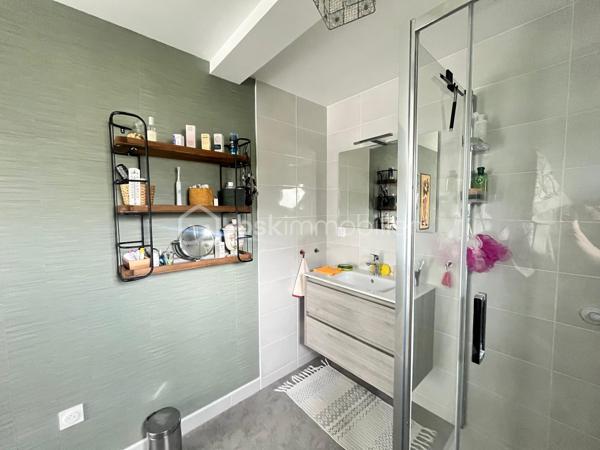 Située dans un lotissement calme de Saint-Luce-sur-Loire à 1,5 kilomètre du bourg , cette maison familiale des années 90 offre une surface habitable d’environ 140 m², implantée au cœur d’une parcelle de 780 m² entièrement clôturée, permettant de profiter d’un agréable jardin tout autour de la maison.

Au rez-de-chaussée, vous découvrirez une entrée desservant un salon-séjour spacieux et lumineux, une cuisine indépendante, ainsi qu’une suite parentale comprenant une chambre, un dressing et une salle d’eau privative. Un WC indépendant et buanderie complète ce niveau.

À l’étage, l’espace nuit se compose de trois chambres, bénéficiant d’ouvertures de type Velux, d’un espace pouvant être aménagé en bureau, d’un accès au grenier, ainsi que d’une salle d’eau et d’un second WC indépendant.

À l’extérieur, la maison dispose de nombreux espaces de stationnement. Le garage ayant été supprimé, il est toutefois possible d’en recréer un selon vos besoins.

Les + :

•⁠  ⁠Parcelle de 780 m² entourant entièrement la maison
•⁠  ⁠Exposition ouest
•⁠  ⁠4 chambres, dont une suite parentale au rez-de-chaussée
•⁠  ⁠Volets roulants électriques
•⁠  ⁠Démoussage de la toiture réalisé en 2019
•⁠  ⁠Nombreuses possibilités de stationnement
•⁠  ⁠Chauffage par cheminée complété par des radiateurs électriques

La maison a bénéficié de plusieurs améliorations techniques au fil des années. En revanche, une remise au goût du jour de la décoration sera à prévoir, offrant une belle opportunité de personnaliser les lieux selon vos envies.

Une maison idéale pour une famille à la recherche d’un environnement calme, de beaux volumes et d’un extérieur généreux, à proximité des commodités de Saint-Luce-sur-Loire.

À visiter sans tarder !