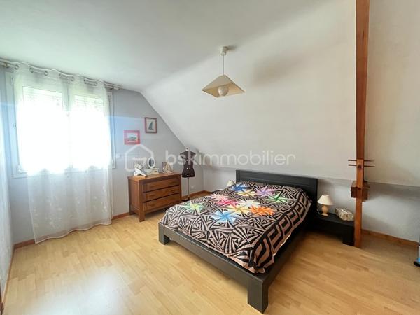 Située dans un lotissement calme de Saint-Luce-sur-Loire à 1,5 kilomètre du bourg , cette maison familiale des années 90 offre une surface habitable d’environ 140 m², implantée au cœur d’une parcelle de 780 m² entièrement clôturée, permettant de profiter d’un agréable jardin tout autour de la maison.

Au rez-de-chaussée, vous découvrirez une entrée desservant un salon-séjour spacieux et lumineux, une cuisine indépendante, ainsi qu’une suite parentale comprenant une chambre, un dressing et une salle d’eau privative. Un WC indépendant et buanderie complète ce niveau.

À l’étage, l’espace nuit se compose de trois chambres, bénéficiant d’ouvertures de type Velux, d’un espace pouvant être aménagé en bureau, d’un accès au grenier, ainsi que d’une salle d’eau et d’un second WC indépendant.

À l’extérieur, la maison dispose de nombreux espaces de stationnement. Le garage ayant été supprimé, il est toutefois possible d’en recréer un selon vos besoins.

Les + :

•⁠  ⁠Parcelle de 780 m² entourant entièrement la maison
•⁠  ⁠Exposition ouest
•⁠  ⁠4 chambres, dont une suite parentale au rez-de-chaussée
•⁠  ⁠Volets roulants électriques
•⁠  ⁠Démoussage de la toiture réalisé en 2019
•⁠  ⁠Nombreuses possibilités de stationnement
•⁠  ⁠Chauffage par cheminée complété par des radiateurs électriques

La maison a bénéficié de plusieurs améliorations techniques au fil des années. En revanche, une remise au goût du jour de la décoration sera à prévoir, offrant une belle opportunité de personnaliser les lieux selon vos envies.

Une maison idéale pour une famille à la recherche d’un environnement calme, de beaux volumes et d’un extérieur généreux, à proximité des commodités de Saint-Luce-sur-Loire.

À visiter sans tarder !