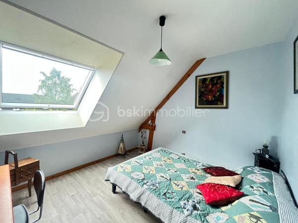 Située dans un lotissement calme de Saint-Luce-sur-Loire à 1,5 kilomètre du bourg , cette maison familiale des années 90 offre une surface habitable d’environ 140 m², implantée au cœur d’une parcelle de 780 m² entièrement clôturée, permettant de profiter d’un agréable jardin tout autour de la maison.

Au rez-de-chaussée, vous découvrirez une entrée desservant un salon-séjour spacieux et lumineux, une cuisine indépendante, ainsi qu’une suite parentale comprenant une chambre, un dressing et une salle d’eau privative. Un WC indépendant et buanderie complète ce niveau.

À l’étage, l’espace nuit se compose de trois chambres, bénéficiant d’ouvertures de type Velux, d’un espace pouvant être aménagé en bureau, d’un accès au grenier, ainsi que d’une salle d’eau et d’un second WC indépendant.

À l’extérieur, la maison dispose de nombreux espaces de stationnement. Le garage ayant été supprimé, il est toutefois possible d’en recréer un selon vos besoins.

Les + :

•⁠  ⁠Parcelle de 780 m² entourant entièrement la maison
•⁠  ⁠Exposition ouest
•⁠  ⁠4 chambres, dont une suite parentale au rez-de-chaussée
•⁠  ⁠Volets roulants électriques
•⁠  ⁠Démoussage de la toiture réalisé en 2019
•⁠  ⁠Nombreuses possibilités de stationnement
•⁠  ⁠Chauffage par cheminée complété par des radiateurs électriques

La maison a bénéficié de plusieurs améliorations techniques au fil des années. En revanche, une remise au goût du jour de la décoration sera à prévoir, offrant une belle opportunité de personnaliser les lieux selon vos envies.

Une maison idéale pour une famille à la recherche d’un environnement calme, de beaux volumes et d’un extérieur généreux, à proximité des commodités de Saint-Luce-sur-Loire.

À visiter sans tarder !