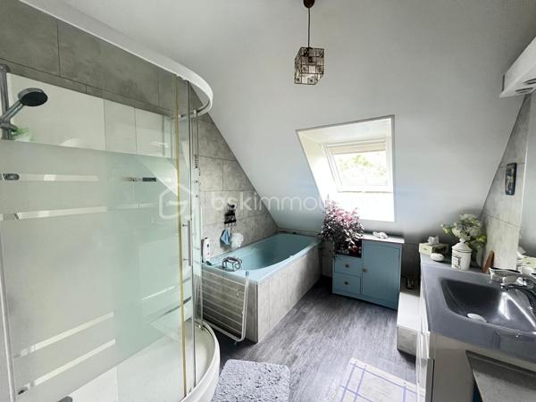 Située dans un lotissement calme de Saint-Luce-sur-Loire à 1,5 kilomètre du bourg , cette maison familiale des années 90 offre une surface habitable d’environ 140 m², implantée au cœur d’une parcelle de 780 m² entièrement clôturée, permettant de profiter d’un agréable jardin tout autour de la maison.

Au rez-de-chaussée, vous découvrirez une entrée desservant un salon-séjour spacieux et lumineux, une cuisine indépendante, ainsi qu’une suite parentale comprenant une chambre, un dressing et une salle d’eau privative. Un WC indépendant et buanderie complète ce niveau.

À l’étage, l’espace nuit se compose de trois chambres, bénéficiant d’ouvertures de type Velux, d’un espace pouvant être aménagé en bureau, d’un accès au grenier, ainsi que d’une salle d’eau et d’un second WC indépendant.

À l’extérieur, la maison dispose de nombreux espaces de stationnement. Le garage ayant été supprimé, il est toutefois possible d’en recréer un selon vos besoins.

Les + :

•⁠  ⁠Parcelle de 780 m² entourant entièrement la maison
•⁠  ⁠Exposition ouest
•⁠  ⁠4 chambres, dont une suite parentale au rez-de-chaussée
•⁠  ⁠Volets roulants électriques
•⁠  ⁠Démoussage de la toiture réalisé en 2019
•⁠  ⁠Nombreuses possibilités de stationnement
•⁠  ⁠Chauffage par cheminée complété par des radiateurs électriques

La maison a bénéficié de plusieurs améliorations techniques au fil des années. En revanche, une remise au goût du jour de la décoration sera à prévoir, offrant une belle opportunité de personnaliser les lieux selon vos envies.

Une maison idéale pour une famille à la recherche d’un environnement calme, de beaux volumes et d’un extérieur généreux, à proximité des commodités de Saint-Luce-sur-Loire.

À visiter sans tarder !