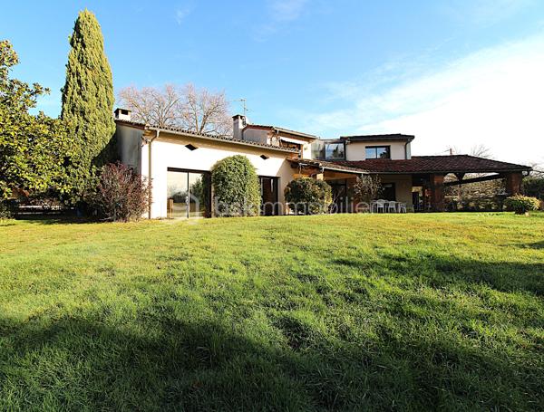Yannick Lemesle vous présente ce bien rare sur le secteur :
une magnifique maison d'architecte alliant charme, caractère et volumes généreux, située dans un cadre verdoyant, au calme absolu tout en étant proche du centre de la commune.

Les points forts du bien
Superficie habitable : 204 m² baignés de lumière.

Extérieurs d'exception : Parc arboré de plus de 2 381 m², espace piscine, grandes terrasses dont une terrasse principale couverte de plus de 40 m² prolongeant le séjour et la cuisine.

Emplacement privilégié : Vie tout à pied (écoles, commerces, médecins, transports en commun) sans renoncer à la quiétude.

Organisation des espaces

Au rez-de-chaussée :
Pièce de vie remarquable  70 m² : Espace baigné de lumière avec larges baies vitrées et cheminée fonctionnelle.
Patio central : Un véritable atout architectural qui apporte une luminosité unique et une signature esthétique forte.
Cuisine semi-fermée : Fonctionnelle et conviviale, avec un accès direct à la terrasse couverte.
Suite/Chambre de plain-pied : Spacieuse, ouvrant sur une terrasse privative.
Salle d'eau complète : Équipée d'une baignoire et d'une douche.

À l'étage :
Deux belles chambres 15 m² et 18 m², dont une avec sa propre terrasse privative.
Un bureau de 9 m² idéal pour le télétravail.
Un espace dressing dédié.

Potentiel supplémentaire : Possibilité d'aménager facilement une deuxième salle d'eau avec WC.

Sous-sol complet de 100 m² :
Grand garage permettant le stationnement de plusieurs véhicules.

Espace de stockage généreux et multiples possibilités d'aménagement (atelier, salle de sport, cave à vin...).

En résumé
Un produit rare et recherché sur le marché, parfait pour une famille en quête d'espace, de tranquillité et de proximité avec toutes les commodités.

À visiter sans tarder !

Partenariat inter-agences : Ouvert à la collaboration avec d'autres professionnels de l'immobilier disposant d'acquéreurs qualifiés.