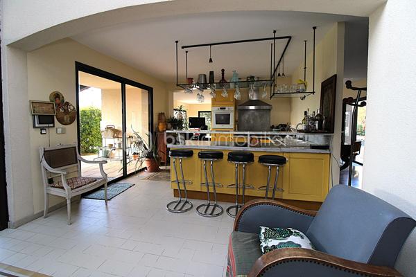 Yannick Lemesle vous présente ce bien rare sur le secteur :
une magnifique maison d'architecte alliant charme, caractère et volumes généreux, située dans un cadre verdoyant, au calme absolu tout en étant proche du centre de la commune.

Les points forts du bien
Superficie habitable : 204 m² baignés de lumière.

Extérieurs d'exception : Parc arboré de plus de 2 381 m², espace piscine, grandes terrasses dont une terrasse principale couverte de plus de 40 m² prolongeant le séjour et la cuisine.

Emplacement privilégié : Vie tout à pied (écoles, commerces, médecins, transports en commun) sans renoncer à la quiétude.

Organisation des espaces

Au rez-de-chaussée :
Pièce de vie remarquable  70 m² : Espace baigné de lumière avec larges baies vitrées et cheminée fonctionnelle.
Patio central : Un véritable atout architectural qui apporte une luminosité unique et une signature esthétique forte.
Cuisine semi-fermée : Fonctionnelle et conviviale, avec un accès direct à la terrasse couverte.
Suite/Chambre de plain-pied : Spacieuse, ouvrant sur une terrasse privative.
Salle d'eau complète : Équipée d'une baignoire et d'une douche.

À l'étage :
Deux belles chambres 15 m² et 18 m², dont une avec sa propre terrasse privative.
Un bureau de 9 m² idéal pour le télétravail.
Un espace dressing dédié.

Potentiel supplémentaire : Possibilité d'aménager facilement une deuxième salle d'eau avec WC.

Sous-sol complet de 100 m² :
Grand garage permettant le stationnement de plusieurs véhicules.

Espace de stockage généreux et multiples possibilités d'aménagement (atelier, salle de sport, cave à vin...).

En résumé
Un produit rare et recherché sur le marché, parfait pour une famille en quête d'espace, de tranquillité et de proximité avec toutes les commodités.

À visiter sans tarder !

Partenariat inter-agences : Ouvert à la collaboration avec d'autres professionnels de l'immobilier disposant d'acquéreurs qualifiés.