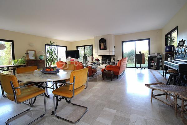 Yannick Lemesle vous présente ce bien rare sur le secteur :
une magnifique maison d'architecte alliant charme, caractère et volumes généreux, située dans un cadre verdoyant, au calme absolu tout en étant proche du centre de la commune.

Les points forts du bien
Superficie habitable : 204 m² baignés de lumière.

Extérieurs d'exception : Parc arboré de plus de 2 381 m², espace piscine, grandes terrasses dont une terrasse principale couverte de plus de 40 m² prolongeant le séjour et la cuisine.

Emplacement privilégié : Vie tout à pied (écoles, commerces, médecins, transports en commun) sans renoncer à la quiétude.

Organisation des espaces

Au rez-de-chaussée :
Pièce de vie remarquable  70 m² : Espace baigné de lumière avec larges baies vitrées et cheminée fonctionnelle.
Patio central : Un véritable atout architectural qui apporte une luminosité unique et une signature esthétique forte.
Cuisine semi-fermée : Fonctionnelle et conviviale, avec un accès direct à la terrasse couverte.
Suite/Chambre de plain-pied : Spacieuse, ouvrant sur une terrasse privative.
Salle d'eau complète : Équipée d'une baignoire et d'une douche.

À l'étage :
Deux belles chambres 15 m² et 18 m², dont une avec sa propre terrasse privative.
Un bureau de 9 m² idéal pour le télétravail.
Un espace dressing dédié.

Potentiel supplémentaire : Possibilité d'aménager facilement une deuxième salle d'eau avec WC.

Sous-sol complet de 100 m² :
Grand garage permettant le stationnement de plusieurs véhicules.

Espace de stockage généreux et multiples possibilités d'aménagement (atelier, salle de sport, cave à vin...).

En résumé
Un produit rare et recherché sur le marché, parfait pour une famille en quête d'espace, de tranquillité et de proximité avec toutes les commodités.

À visiter sans tarder !

Partenariat inter-agences : Ouvert à la collaboration avec d'autres professionnels de l'immobilier disposant d'acquéreurs qualifiés.