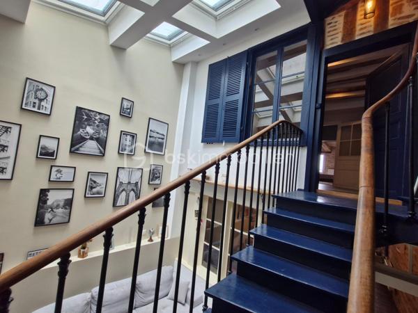 Découvrez cette charmante maison de ville entièrement rénovée en 2020, offrant de beaux volumes et un agencement fonctionnel sur trois niveaux.

Au rez-de-chaussée, l'entrée s'ouvre sur une spacieuse cuisine aménagée et équipée, ouverte sur un agréable séjour. Un salon indépendant complète l'espace de vie. Vous bénéficierez également d'une buanderie et d'un cellier, apportant un confort de rangement appréciable au quotidien.

Au premier étage, un palier dessert une salle de bains équipée d'une baignoire, d'une double vasque et d'un sèche-serviettes, ainsi qu'un WC suspendu indépendant. Vous trouverez également un bureau, un dressing et une chambre avec placard intégré, ainsi qu'un second WC séparé.

Le deuxième étage accueille deux chambres supplémentaires ainsi qu'une salle d'eau avec douche et WC.

Côté prestations, la maison dispose de fenêtres PVC double vitrage, d'une isolation phonique à l'étage, de volets bois manuels et de quatre vélux dans le salon équipés de commandes digitales permettant l'ouverture, la fermeture ainsi que la gestion des volets roulants électriques. Le chauffage est assuré par une chaudière au gaz.

Une cave vient compléter ce bien.

Les atouts :

Rénovation complète en 2020
3 chambres + bureau
Dressing
2 salles d'eau/bains
Nombreux espaces de rangement
Cave
Double vitrage PVC
Équipements de confort modernes

À découvrir sans tarder !