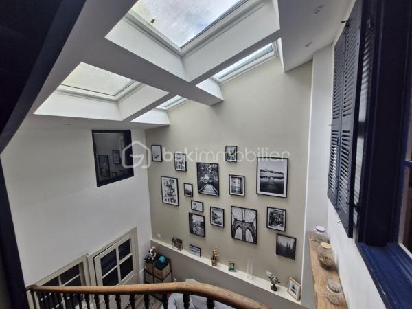 Découvrez cette charmante maison de ville entièrement rénovée en 2020, offrant de beaux volumes et un agencement fonctionnel sur trois niveaux.

Au rez-de-chaussée, l'entrée s'ouvre sur une spacieuse cuisine aménagée et équipée, ouverte sur un agréable séjour. Un salon indépendant complète l'espace de vie. Vous bénéficierez également d'une buanderie et d'un cellier, apportant un confort de rangement appréciable au quotidien.

Au premier étage, un palier dessert une salle de bains équipée d'une baignoire, d'une double vasque et d'un sèche-serviettes, ainsi qu'un WC suspendu indépendant. Vous trouverez également un bureau, un dressing et une chambre avec placard intégré, ainsi qu'un second WC séparé.

Le deuxième étage accueille deux chambres supplémentaires ainsi qu'une salle d'eau avec douche et WC.

Côté prestations, la maison dispose de fenêtres PVC double vitrage, d'une isolation phonique à l'étage, de volets bois manuels et de quatre vélux dans le salon équipés de commandes digitales permettant l'ouverture, la fermeture ainsi que la gestion des volets roulants électriques. Le chauffage est assuré par une chaudière au gaz.

Une cave vient compléter ce bien.

Les atouts :

Rénovation complète en 2020
3 chambres + bureau
Dressing
2 salles d'eau/bains
Nombreux espaces de rangement
Cave
Double vitrage PVC
Équipements de confort modernes

À découvrir sans tarder !