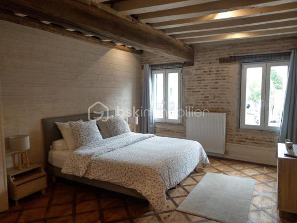 Découvrez cette charmante maison de ville entièrement rénovée en 2020, offrant de beaux volumes et un agencement fonctionnel sur trois niveaux.

Au rez-de-chaussée, l'entrée s'ouvre sur une spacieuse cuisine aménagée et équipée, ouverte sur un agréable séjour. Un salon indépendant complète l'espace de vie. Vous bénéficierez également d'une buanderie et d'un cellier, apportant un confort de rangement appréciable au quotidien.

Au premier étage, un palier dessert une salle de bains équipée d'une baignoire, d'une double vasque et d'un sèche-serviettes, ainsi qu'un WC suspendu indépendant. Vous trouverez également un bureau, un dressing et une chambre avec placard intégré, ainsi qu'un second WC séparé.

Le deuxième étage accueille deux chambres supplémentaires ainsi qu'une salle d'eau avec douche et WC.

Côté prestations, la maison dispose de fenêtres PVC double vitrage, d'une isolation phonique à l'étage, de volets bois manuels et de quatre vélux dans le salon équipés de commandes digitales permettant l'ouverture, la fermeture ainsi que la gestion des volets roulants électriques. Le chauffage est assuré par une chaudière au gaz.

Une cave vient compléter ce bien.

Les atouts :

Rénovation complète en 2020
3 chambres + bureau
Dressing
2 salles d'eau/bains
Nombreux espaces de rangement
Cave
Double vitrage PVC
Équipements de confort modernes

À découvrir sans tarder !