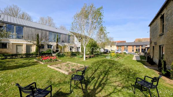 INVESTISSEURS / MARCHANDS DE BIENS / PORTEURS DE PROJETS 

Je vous propose ici un ensemble immobilier rare et totalement atypique, offrant un potentiel exceptionnel dans un environnement privilégié et intimiste.

À l’abri des regards, sur un terrain clos d’environ 2 800 m², cet ensemble se compose de plusieurs bâtiments anciens en pierre, mêlant surfaces déjà exploitées, espaces habitables et très fort potentiel de transformation.

Un lieu unique permettant d’envisager de nombreux projets :
résidence privée d’exception, division en plusieurs logements, investissement locatif, activité mixte habitation/professionnelle, lofts, gîtes, coliving ou projet patrimonial. 

Aujourd’hui, l’ensemble développe environ 670 m² exploitables avec encore près de 300 m² supplémentaires à aménager selon vos objectifs.

L’atout majeur :
une rentabilité immédiate grâce à deux espaces de bureaux actuellement loués avec des baux en cours jusqu’en 2029, générant plus de 60 000 € de revenus locatifs annuels. 

L’ensemble se compose notamment de :

▪️ Un premier bâtiment de bureaux d’environ 140 m² avec sanitaires, actuellement loué jusqu’en 2029.

▪️ Un second bâtiment comprenant également environ 140 m² de bureaux loués jusqu’en 2029, ainsi qu’une entrée indépendante avec couloir et ascenseur desservant d’autres espaces de bureaux et salle de réunion pouvant être transformés en habitation.

▪️ Une maison en pierre comprenant un atelier d’environ 50 m² au rez-de-chaussée et, à l’étage, deux pièces avec kitchenette et WC.
Cet ensemble peut facilement être divisé en deux appartements indépendants, dont un avec jardin privatif.

▪️ Une petite maison mitoyenne en pierre de Caen d’environ 50 m² habitables + combles, entièrement à aménager et isoler.
La toiture a déjà été refaite à neuf.

▪️ Un vaste atelier d’environ 118 m² offrant de multiples possibilités : création de plusieurs appartements, grand loft ou espace hybride habitation/atelier.

▪️ Une pièce cuisine d’environ 20 m² pouvant être transformée en studio indépendant.

▪️ Un carport ainsi qu’un parking d’environ 10 places complètent ce bien. 

Le charme de la pierre, les volumes, les bâtiments indépendants et la configuration du site permettent d’imaginer un projet immobilier haut de gamme à forte valorisation.

L’ensemble est entièrement clos et sécurisé par un portail, créant une véritable atmosphère de domaine privé. 

Un bien rare sur le marché, destiné à des investisseurs ou porteurs de projets capables d’en mesurer immédiatement tout le potentiel.