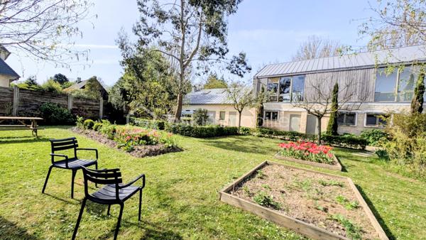 INVESTISSEURS / MARCHANDS DE BIENS / PORTEURS DE PROJETS 

Je vous propose ici un ensemble immobilier rare et totalement atypique, offrant un potentiel exceptionnel dans un environnement privilégié et intimiste.

À l’abri des regards, sur un terrain clos d’environ 2 800 m², cet ensemble se compose de plusieurs bâtiments anciens en pierre, mêlant surfaces déjà exploitées, espaces habitables et très fort potentiel de transformation.

Un lieu unique permettant d’envisager de nombreux projets :
résidence privée d’exception, division en plusieurs logements, investissement locatif, activité mixte habitation/professionnelle, lofts, gîtes, coliving ou projet patrimonial. 

Aujourd’hui, l’ensemble développe environ 670 m² exploitables avec encore près de 300 m² supplémentaires à aménager selon vos objectifs.

L’atout majeur :
une rentabilité immédiate grâce à deux espaces de bureaux actuellement loués avec des baux en cours jusqu’en 2029, générant plus de 60 000 € de revenus locatifs annuels. 

L’ensemble se compose notamment de :

▪️ Un premier bâtiment de bureaux d’environ 140 m² avec sanitaires, actuellement loué jusqu’en 2029.

▪️ Un second bâtiment comprenant également environ 140 m² de bureaux loués jusqu’en 2029, ainsi qu’une entrée indépendante avec couloir et ascenseur desservant d’autres espaces de bureaux et salle de réunion pouvant être transformés en habitation.

▪️ Une maison en pierre comprenant un atelier d’environ 50 m² au rez-de-chaussée et, à l’étage, deux pièces avec kitchenette et WC.
Cet ensemble peut facilement être divisé en deux appartements indépendants, dont un avec jardin privatif.

▪️ Une petite maison mitoyenne en pierre de Caen d’environ 50 m² habitables + combles, entièrement à aménager et isoler.
La toiture a déjà été refaite à neuf.

▪️ Un vaste atelier d’environ 118 m² offrant de multiples possibilités : création de plusieurs appartements, grand loft ou espace hybride habitation/atelier.

▪️ Une pièce cuisine d’environ 20 m² pouvant être transformée en studio indépendant.

▪️ Un carport ainsi qu’un parking d’environ 10 places complètent ce bien. 

Le charme de la pierre, les volumes, les bâtiments indépendants et la configuration du site permettent d’imaginer un projet immobilier haut de gamme à forte valorisation.

L’ensemble est entièrement clos et sécurisé par un portail, créant une véritable atmosphère de domaine privé. 

Un bien rare sur le marché, destiné à des investisseurs ou porteurs de projets capables d’en mesurer immédiatement tout le potentiel.